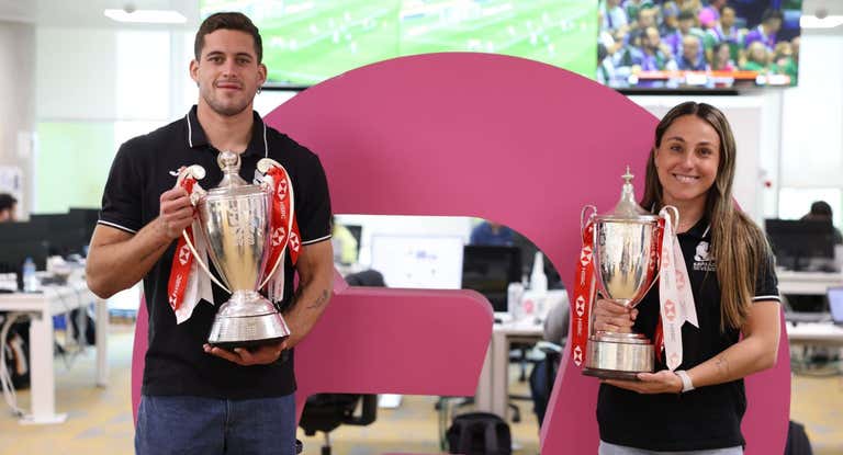 Amaia Erbina y Tobías Saínz de Trápaga con los trofeos.