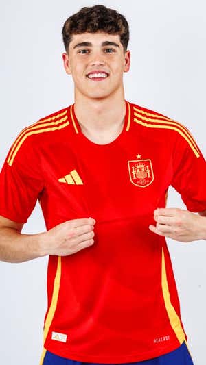 Pau Cubarsí con la camiseta de la Selección Española.  RFEF