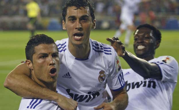 Adebayor celebra con Cristiano y Arbeloa el gol del portugués en la final de Copa del Rey.  EFE
