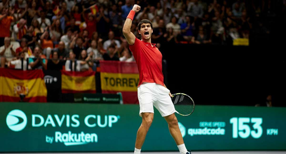 Alcaraz celebra un punto con España en un partido de la Copa Davis.