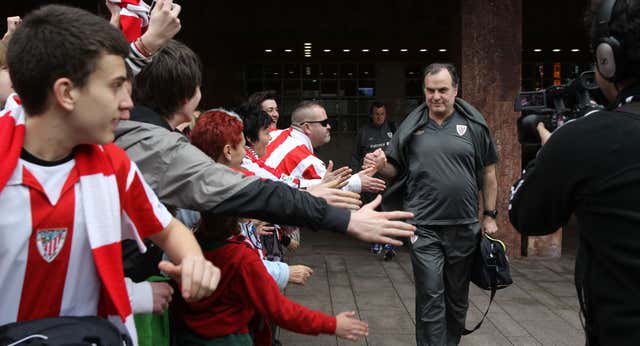 Bielsa y sus locuras: «Les pedía que a las cinco de la mañana le llevaran los periódicos: ‘Perdone, pero no llegan tan pronto…’»