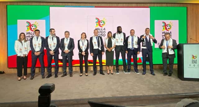 Iniesta, Morata, Irene Paredes, Bono, Achraf, Figo y Cristiano Ronaldo se suman a la candidatura para el Mundial 2030