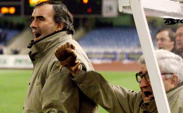 Iribar y Expósito celebran uno de los goles de Euskadi.  El Diario Vasco