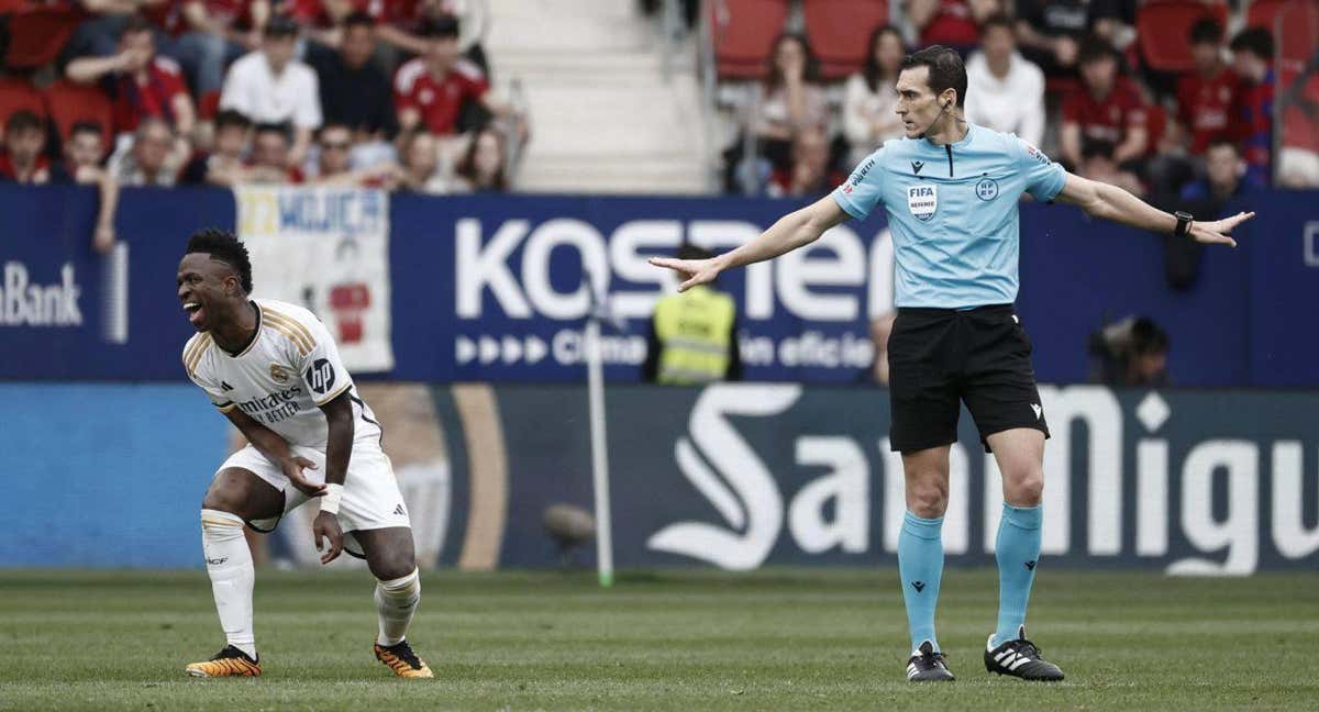 Vinícius y Martínez Munuera durante el Osasuna-Real Madrid. /EFE/Jesús Diges