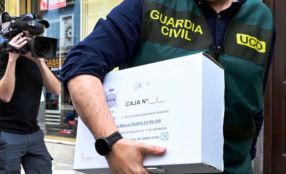 La prensa extranjera mira (de reojo) a Rubiales y propaga el último tiro en el pie del deporte español