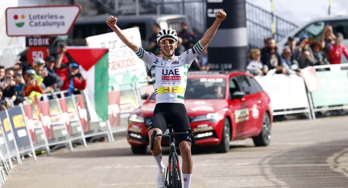 Pogacar celebra el triunfo en la tercera etapa de la Volta.