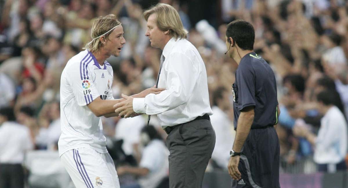 Schuster habla con Guti durante un partido del Madrid. /ABC