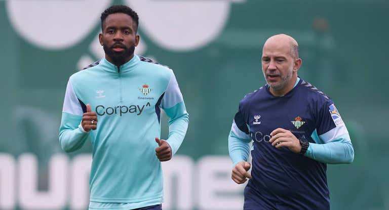 Bakambu se ejercita junto a uno de los recuperadores.