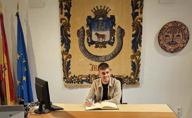 Manu Fuster firmando el Libro de Oro del Ayuntamiento de Manises. CDJ MANISENSE