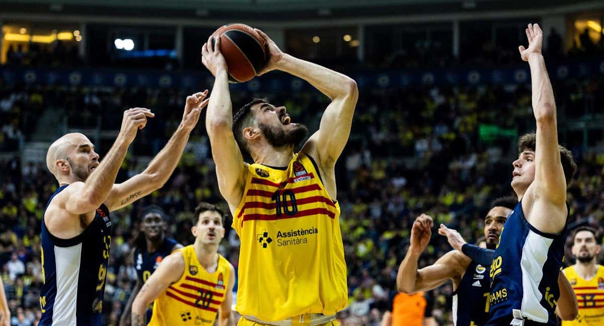 Nikola Kalinic busca anotar ante la defensa del Fenerbahçe