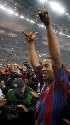 Ronaldinho celebra la Champions ganada en París. AGENCIAS