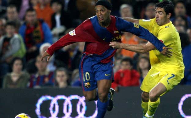 Javi Venta intenta detener a Ronaldinho durante un partido en el Camp Nou. AGENCIAS
