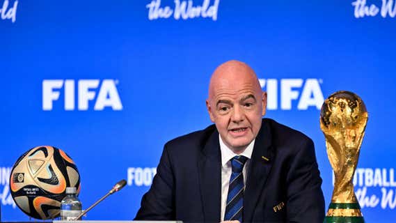 El presidente de FIFA, Gianni Infantino, con el trofeo de la Copa del Mundo./REUTERS