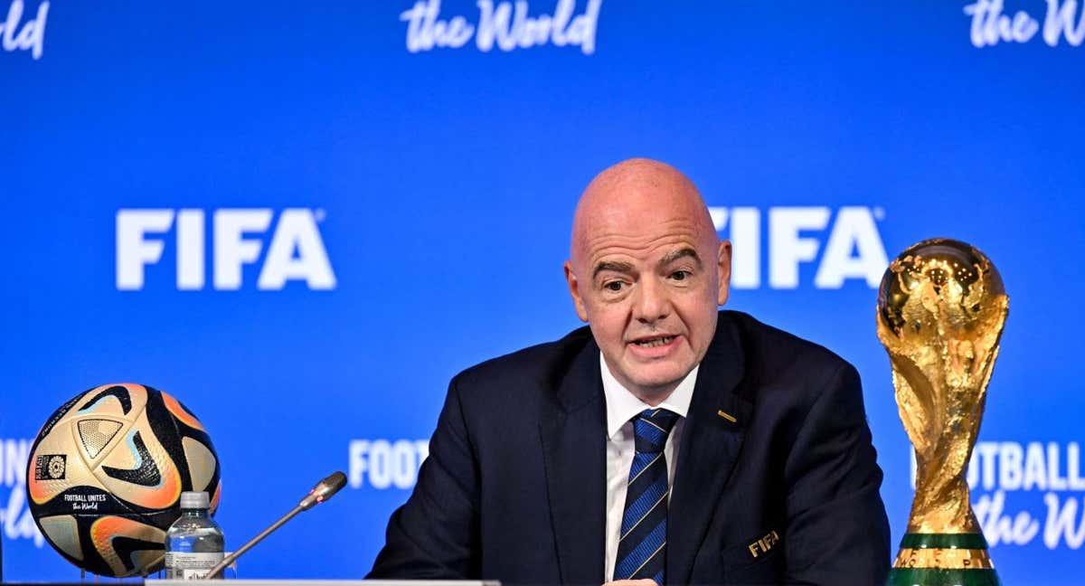 El presidente de FIFA, Gianni Infantino, con el trofeo de la Copa del Mundo.