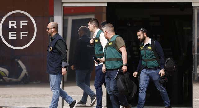 Puntos ‘calientes’ y versiones cruzadas tras casi 24 horas de registro en la sede de la RFEF