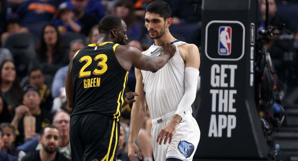 Draymond Green agarra a Santi Aldama por la camiseta./AFP