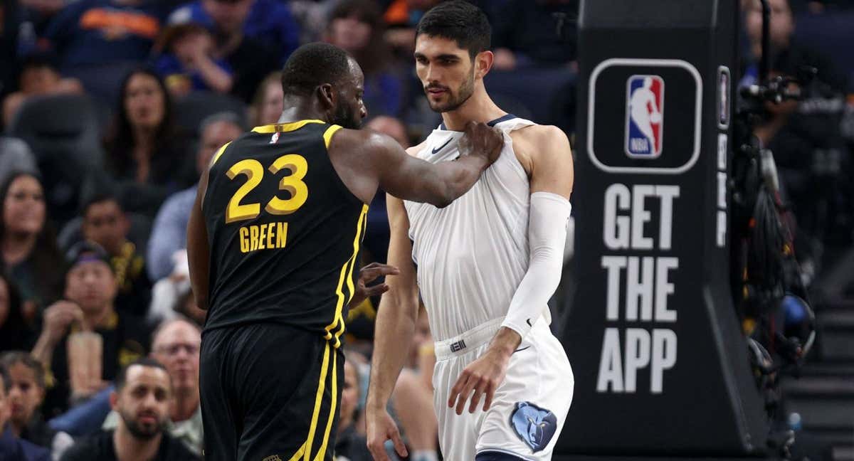 Draymond Green agarra a Santi Aldama por la camiseta.