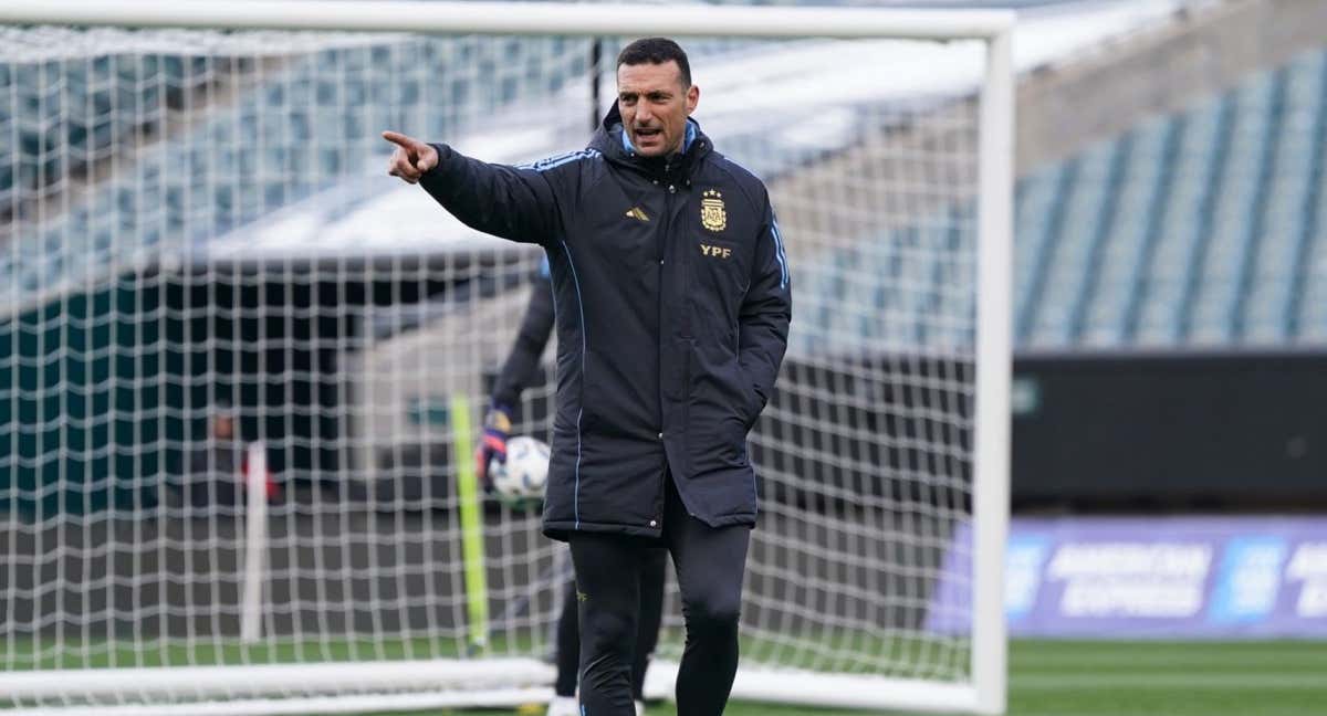 Scaloni durante un entrenamiento con Argentina en Filadelfia.