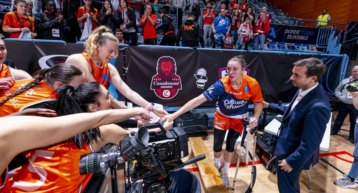 Las jugadoras de Valencia Basket se saludan con la lesionada Raquel Carrera tras la victoria.