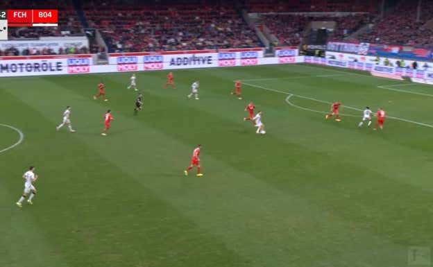 Florian Wirtz conduce y filtra un pase decisivo.  WYSCOUT