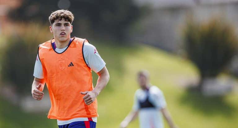 Pau Cubarsí, en un entrenamiento de la Selección.
