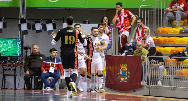 Los jugadores de ElPozo Murcia celebran la clasificación para la semifinal de la Copa de España de Cartagena.
