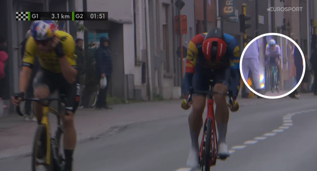 Surrealismo en la clásica E3: las cámaras pillan a un ciclista de Astana atajando entre Van der Poel y Van Aert