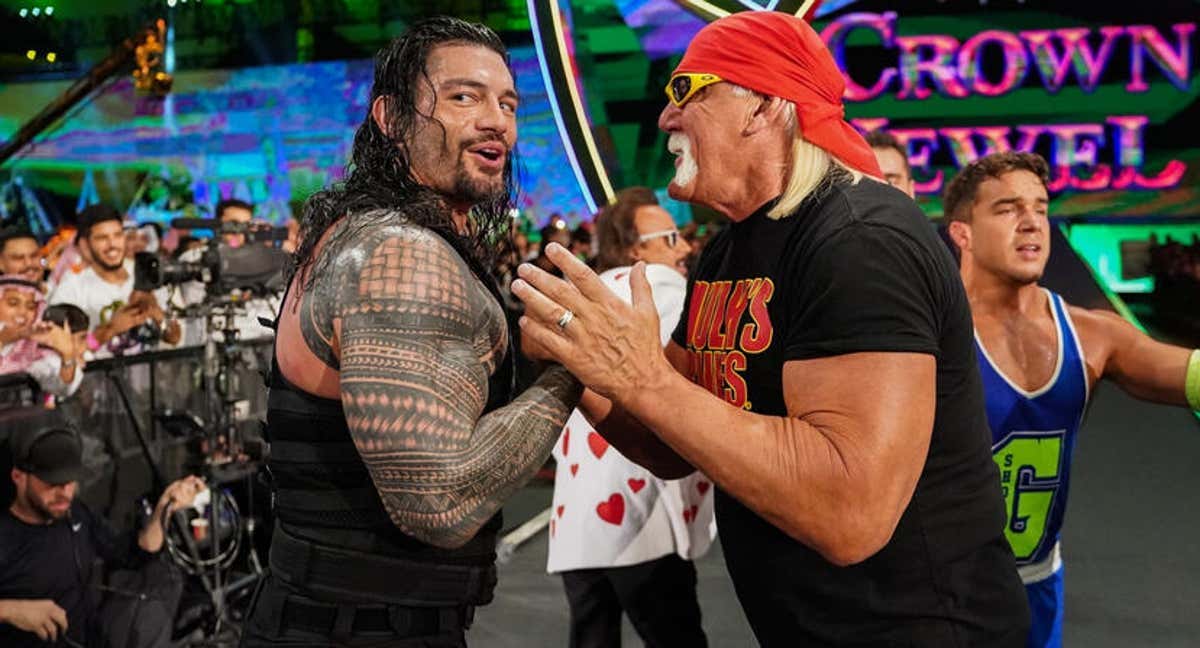 Roman Reigns y Hulk Hogan se saludan en Crown Jewel 2019./WWE