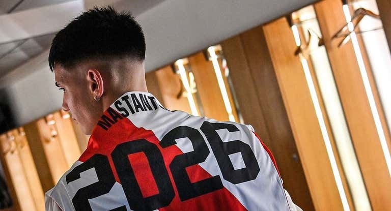 Mastantuono posa con la camiseta de River tras la firma de su nuevo contrato.