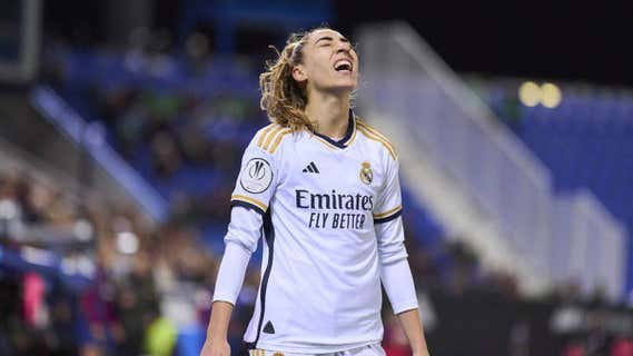 Olga Carmona se lamenta durante el último Clásico . /RFEF