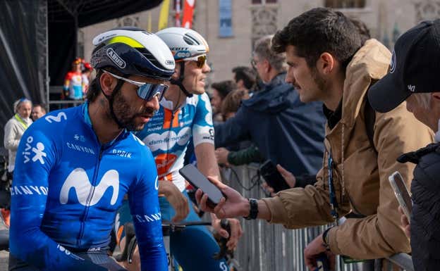 Fernando Gaviria, atendiendo a Relevo en la salida de Brujas-La Panne.  MOVISTAR TEAM / DANIEL SÁNCHEZ