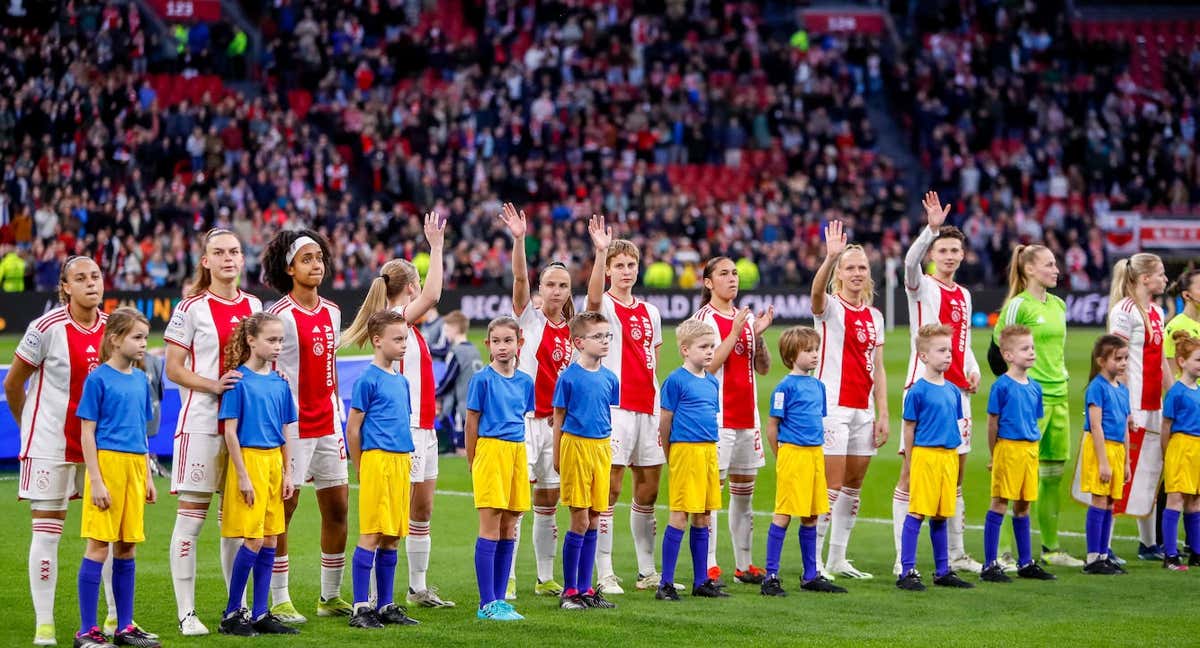 Las jugadoras del Ajax saludan a su afición antes del partido de la Champions que las enfrentó al Chelsea. /Getty