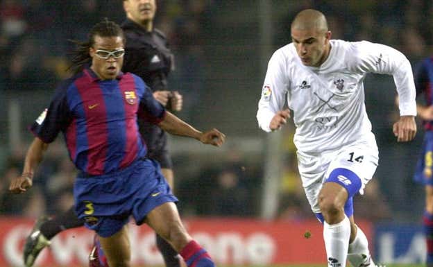 Carlos Aranda, con Edgar Davids, en un Barça-Albacete.  EFE