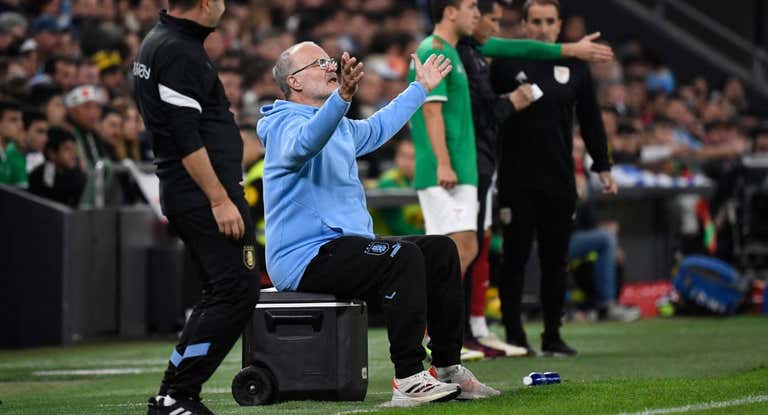 Bielsa muestra su descontento en un lance del partido en San Mamés.