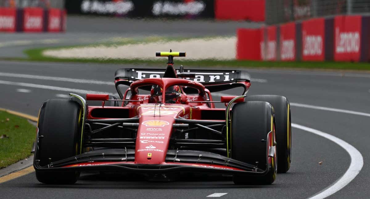 Carlos Sainz, en su Ferrari, rodando por Albert Park. /EFE