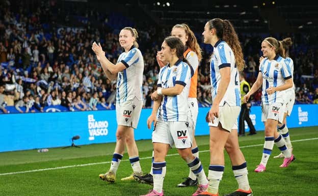 Sanni, en compañía de varias compañeras,  saluda a la grada después de eliminar al Atlético de Madrid.  Real Sociedad