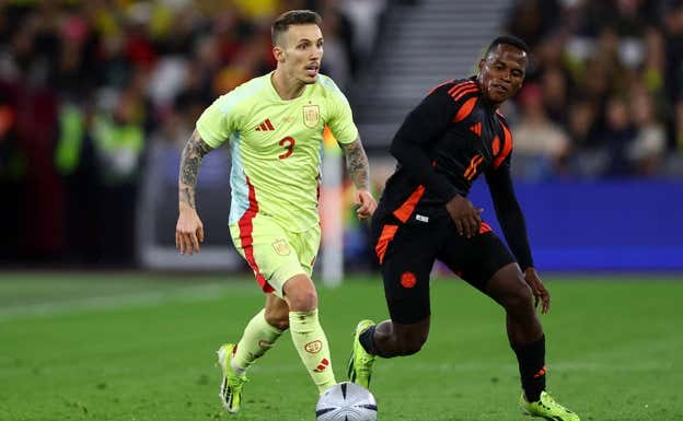 Grimaldo conduce ante Jhon Arias.  REUTERS