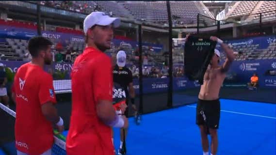 Juan Lebrón enseña la camiseta a Yanguas./PREMIER PADEL