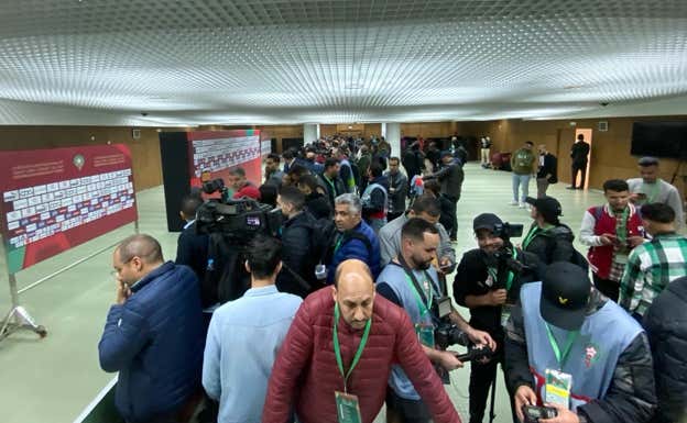 Expectación generada en la zona mixta antes de que apareciese Brahim. RELEVO