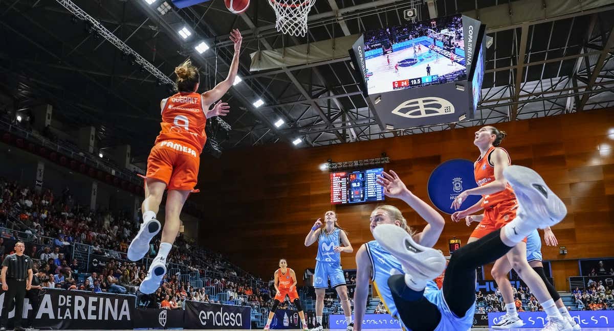 Queralt Casas, a aro pasado, durante la semifinal entre Valencia Basket y Movistar Estudiantes. /FEB/ALBERTO NEVADO