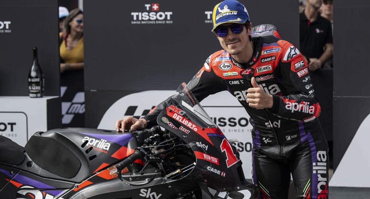 Maverick Viñales posa junto a su Aprilia tras la carrera al Sprint de Portugal./EP