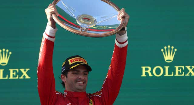 Las dos semanas de locura de Carlos Sainz: quirófano, cámara hiperbárica e himno español en Australia