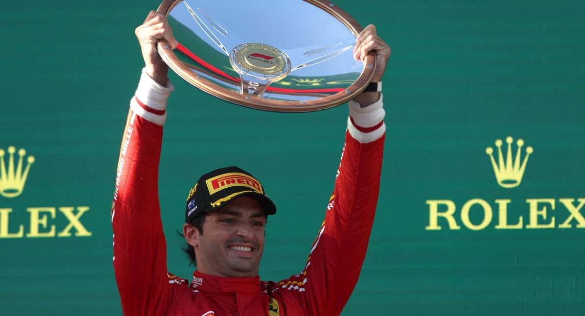 Carlos Sainz, levantando el trofeo de campeón en Albert Park.