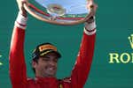 Las dos semanas de locura de Carlos Sainz: quirófano, cámara hiperbárica e himno español en Australia