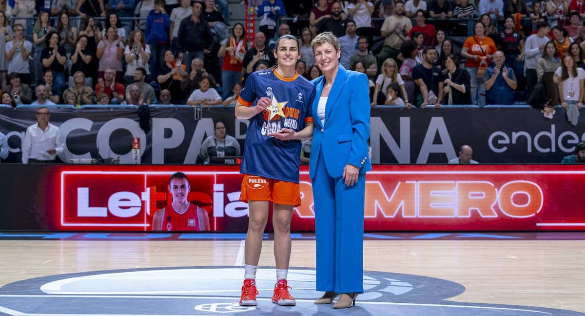 La presidenta de la FEB, Elisa Aguilar, entrega a Leti Romero el MVP de la Copa de la Reina de Huevla 2024. /FEB/ALBERTO NEVADO