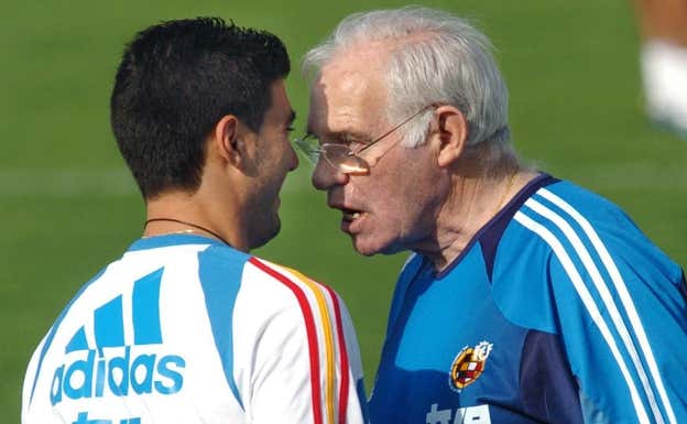 Luis Aragonés con Reyes, en el entrenamiento del 6 de octubre de 2004.