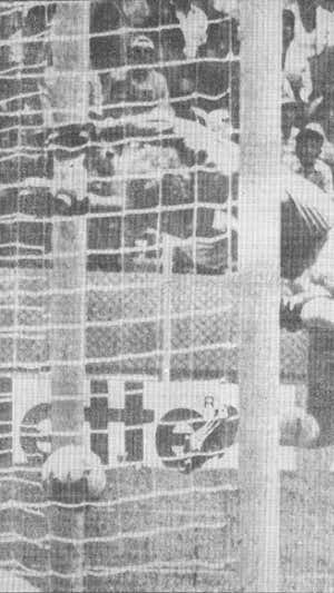 Otra toma del no gol de Michel a Brasil.  ABC