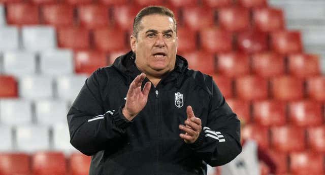 La otra cara de Sandoval, el entrenador ‘milagro’: “Está anticuado, es más de ‘vamos a ganar por vuestros hijos y por la Virgen’”
