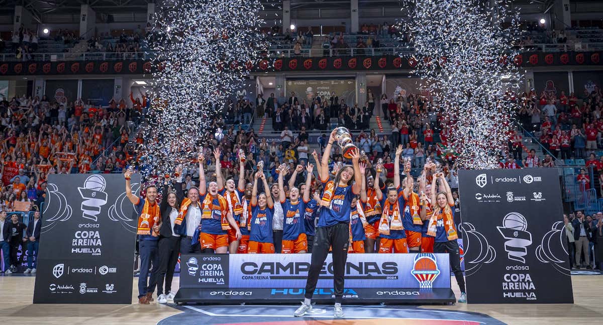 Raquel Carrera levanta el título de la Copa de la Reina. /FEB/ALBERTO NEVADO