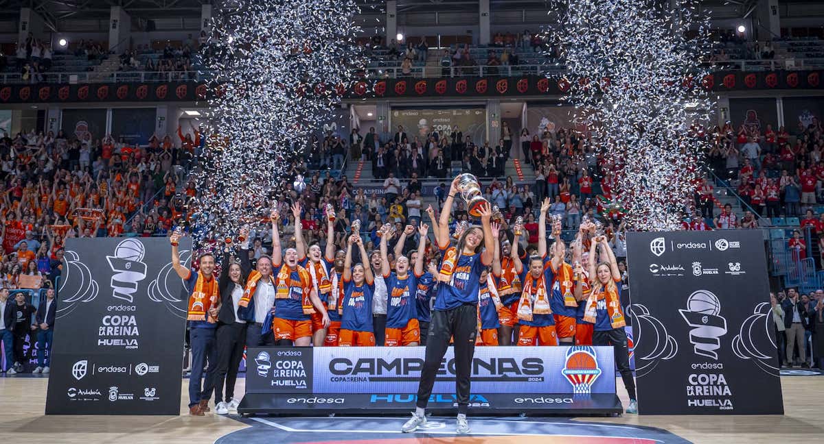 Raquel Carrera levanta el título de la Copa de la Reina.